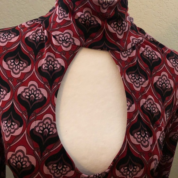 Bisou Bisou Red and Black Keyhole Blouse - Picture 3 of 8